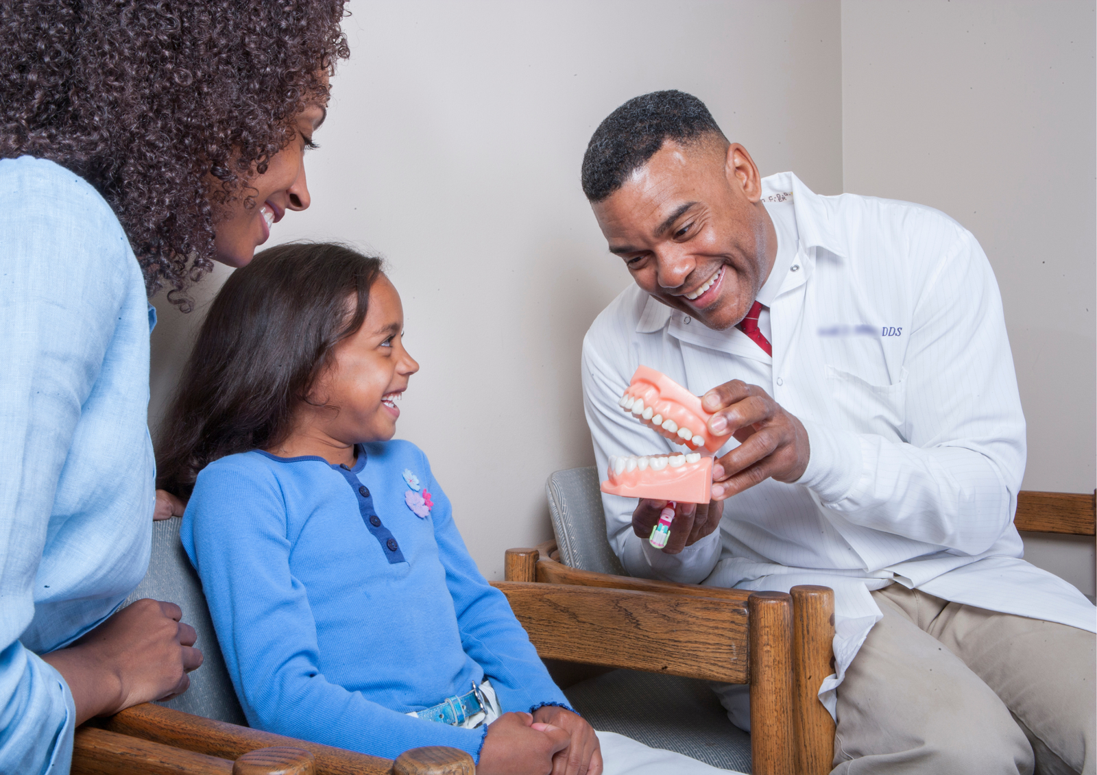 Um Sorriso Saudável Muda Tudo: no Dia do Dentista conheça cuidados simples que evitam problemas